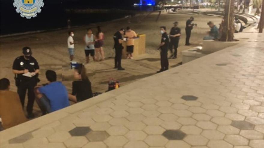 Agentes de la Policía Local de Ibiza durante la intervención