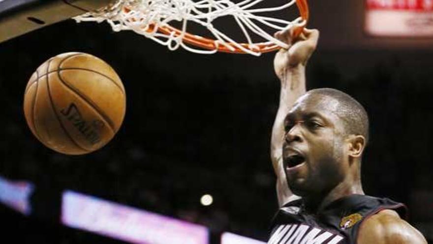 Wade realiza un mate durante el partido.