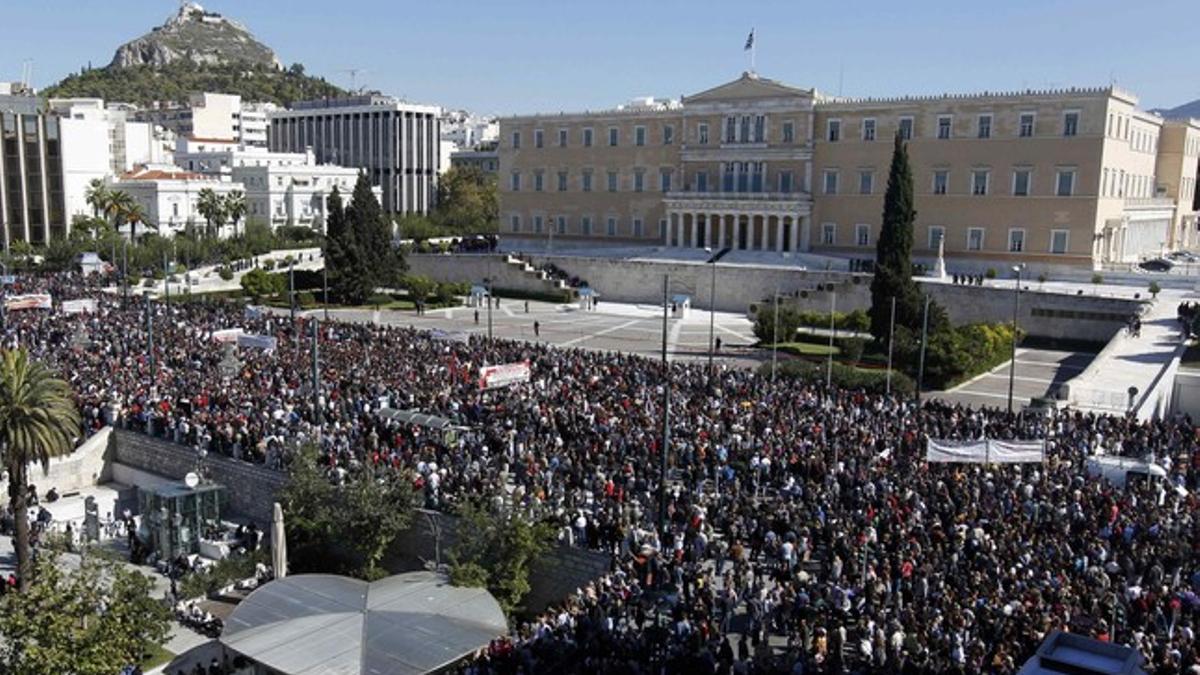 Miles de personas ante el edificio del Parlamento griego, en la plaza Syntagma de Atenas, este miércoles.