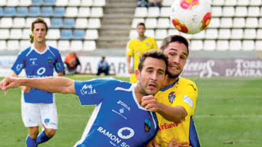 Florín y un rival luchan por la pelota en Lleida.