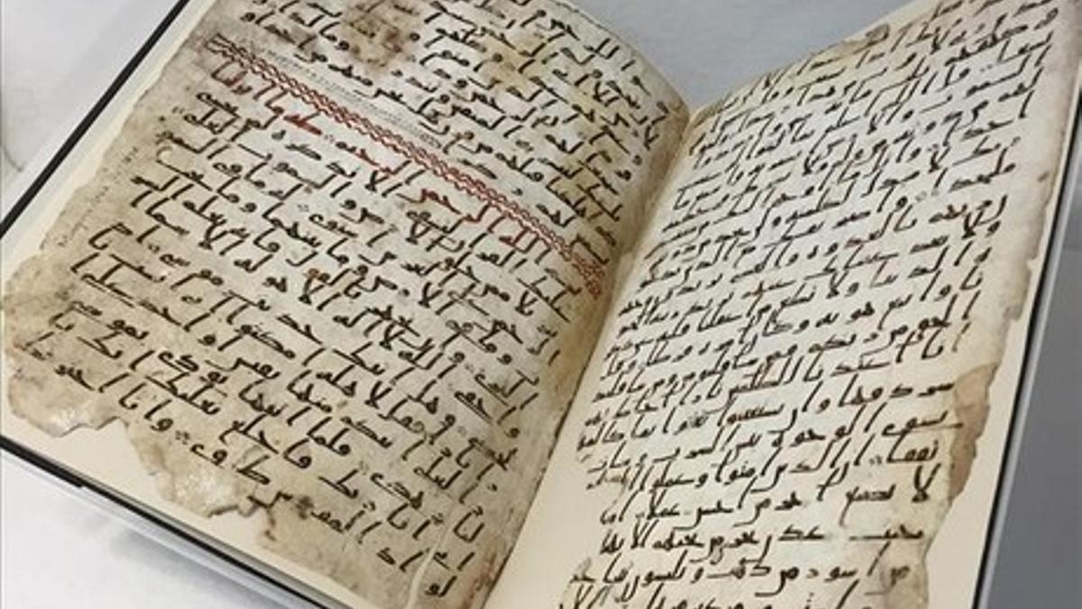 Páginas del Corán hallado en la universidad de Birmingham (Reino Unido).