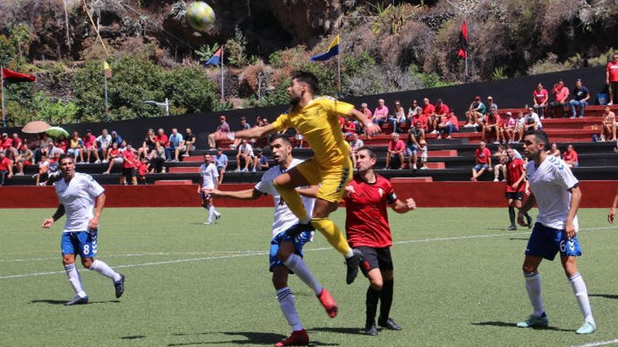 Álvaro, portero del Tamaraceite, sale de la portería para despejar el balón.