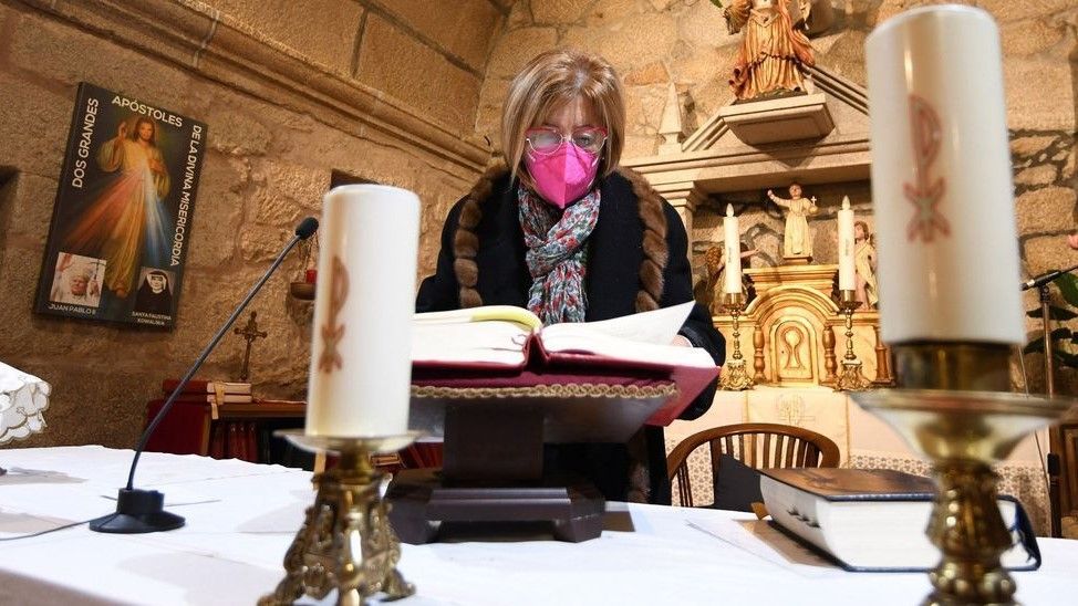 La concejal María Canosa Otero, en el altar de la iglesia de Santa Cristina de Cobres.