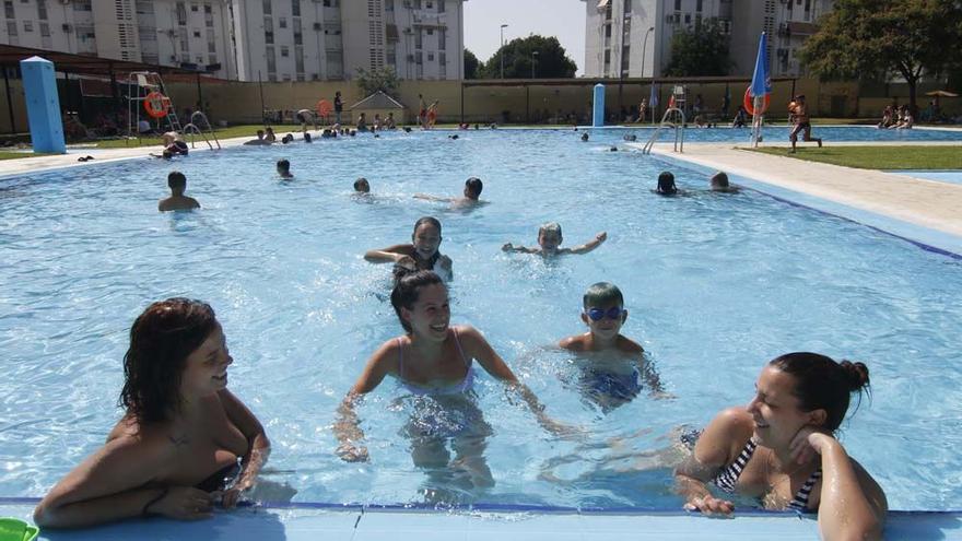 Baño en la piscina de la calle Marbella.