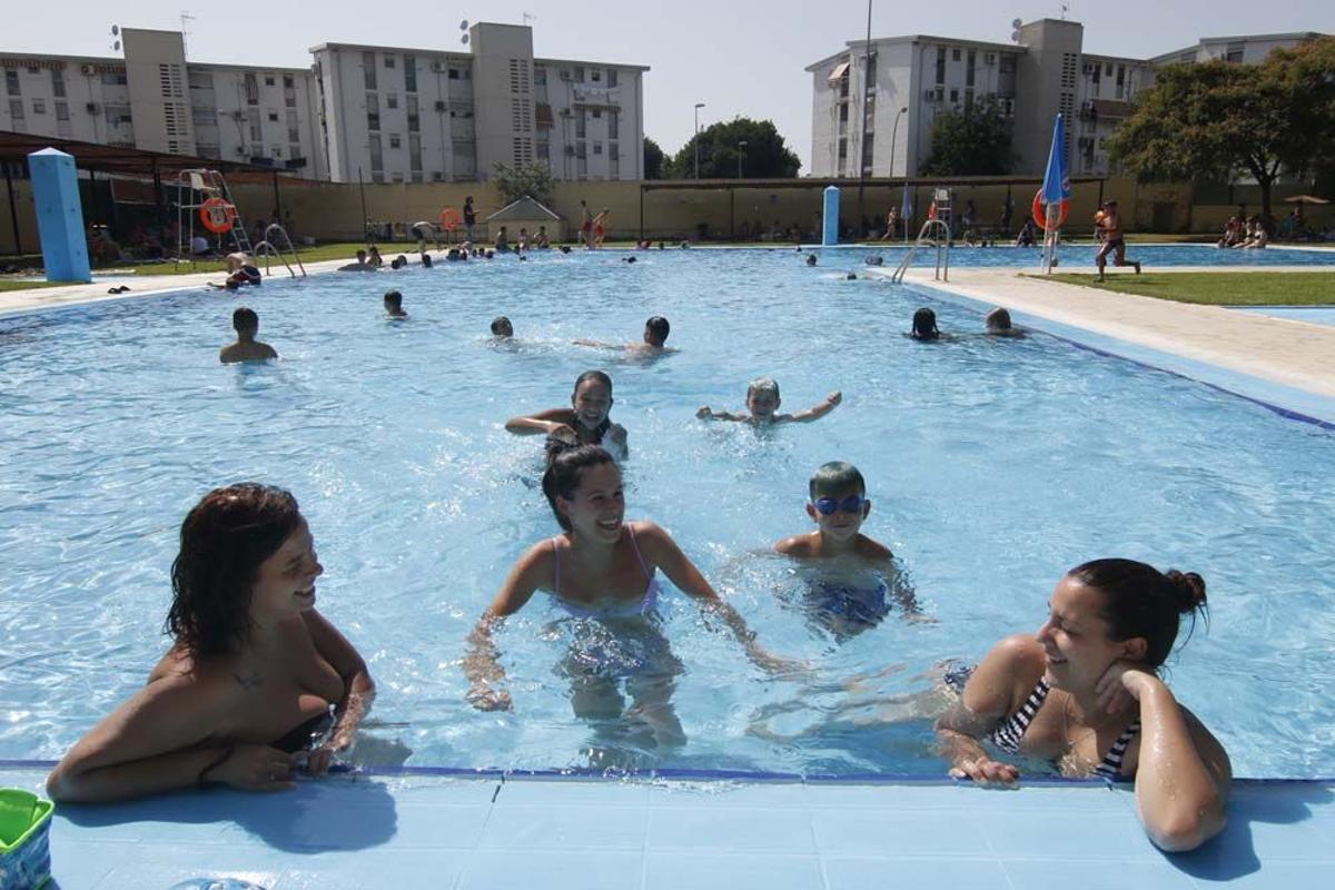 Baño en la piscina de la calle Marbella.