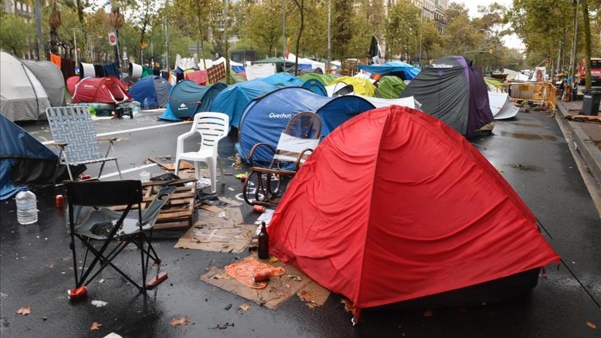 Estado de la acampada de la plaza de la Universitat en Barcelona, tras la noche de lluvias