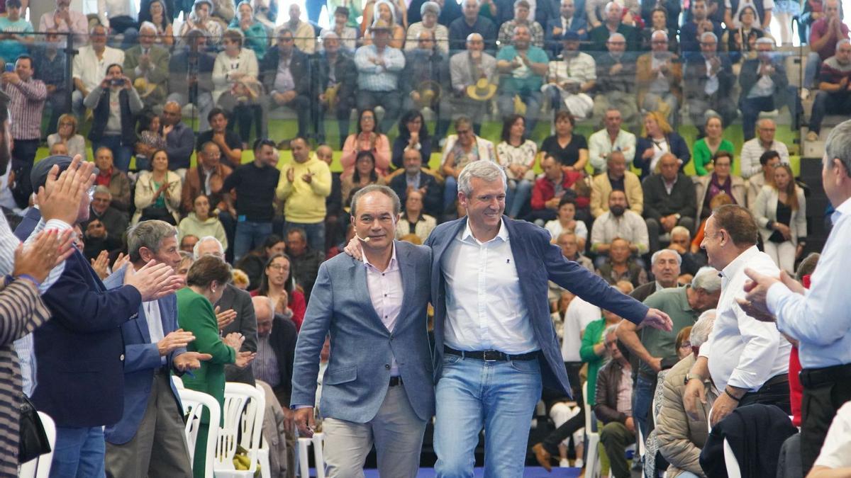 Alfonso Rueda y José Crespo caminan hacia el escenario del Lalín Arena.  | // BERNABÉ