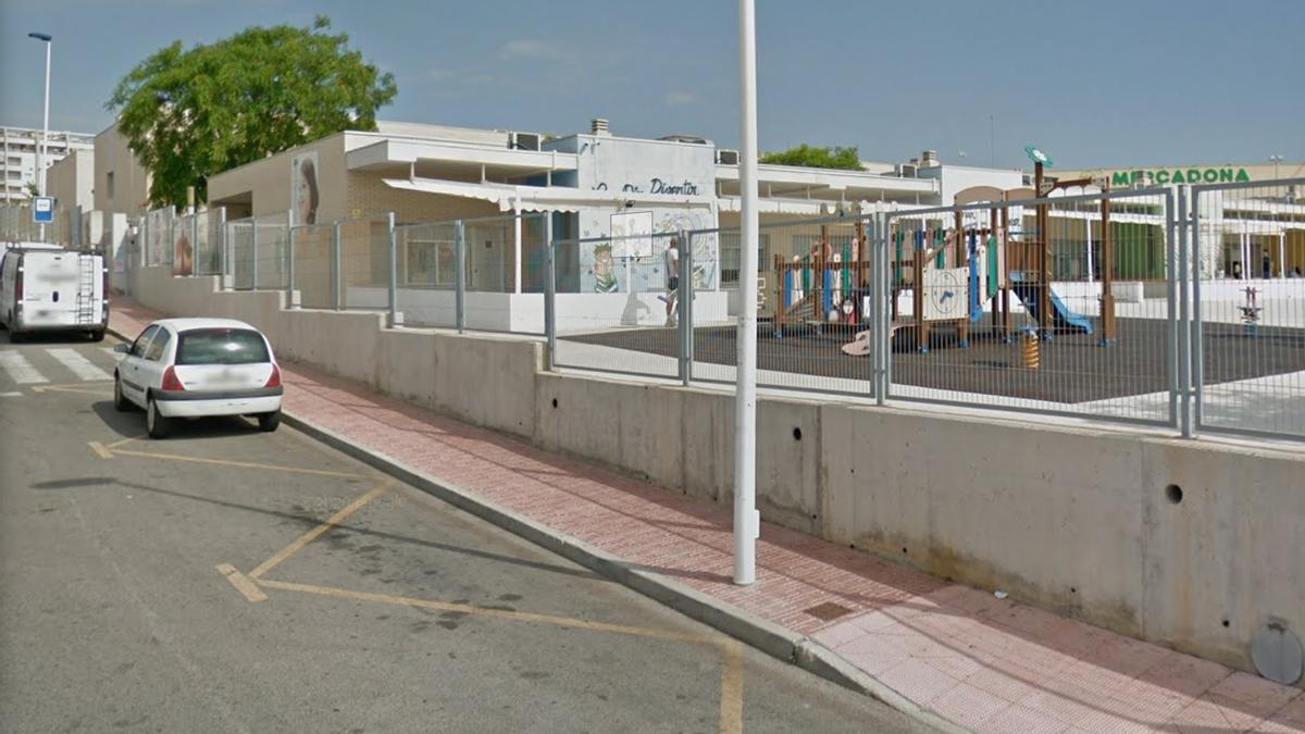 Exterior del CEIP Ciudad del Mar de Torrevieja donde un alumno ha dado positivo en Covid-19