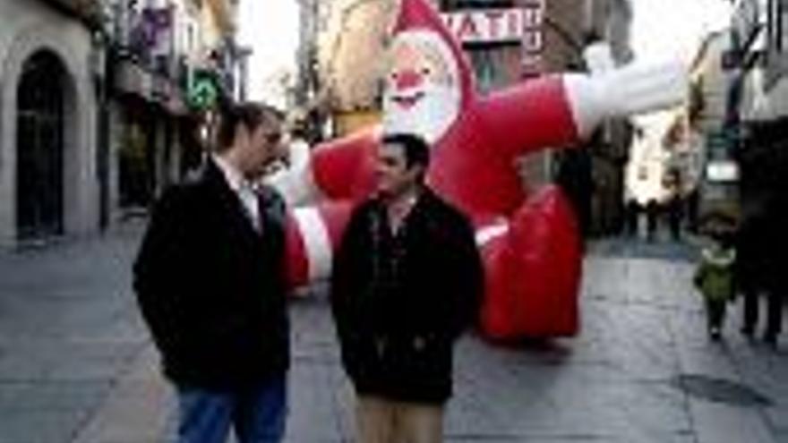 Un Papá Noel de cuatro metros felicita la Navidad en San Antón