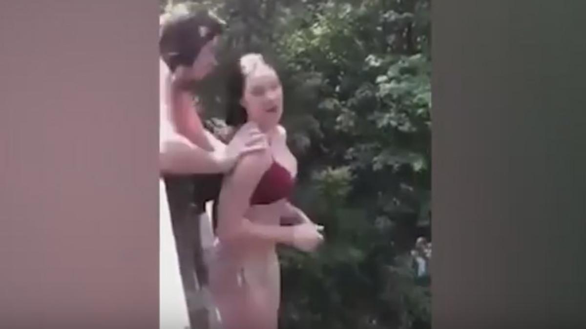 Una broma muy pesada: una joven empuja a otra desde un puente a 20 metros de altura
