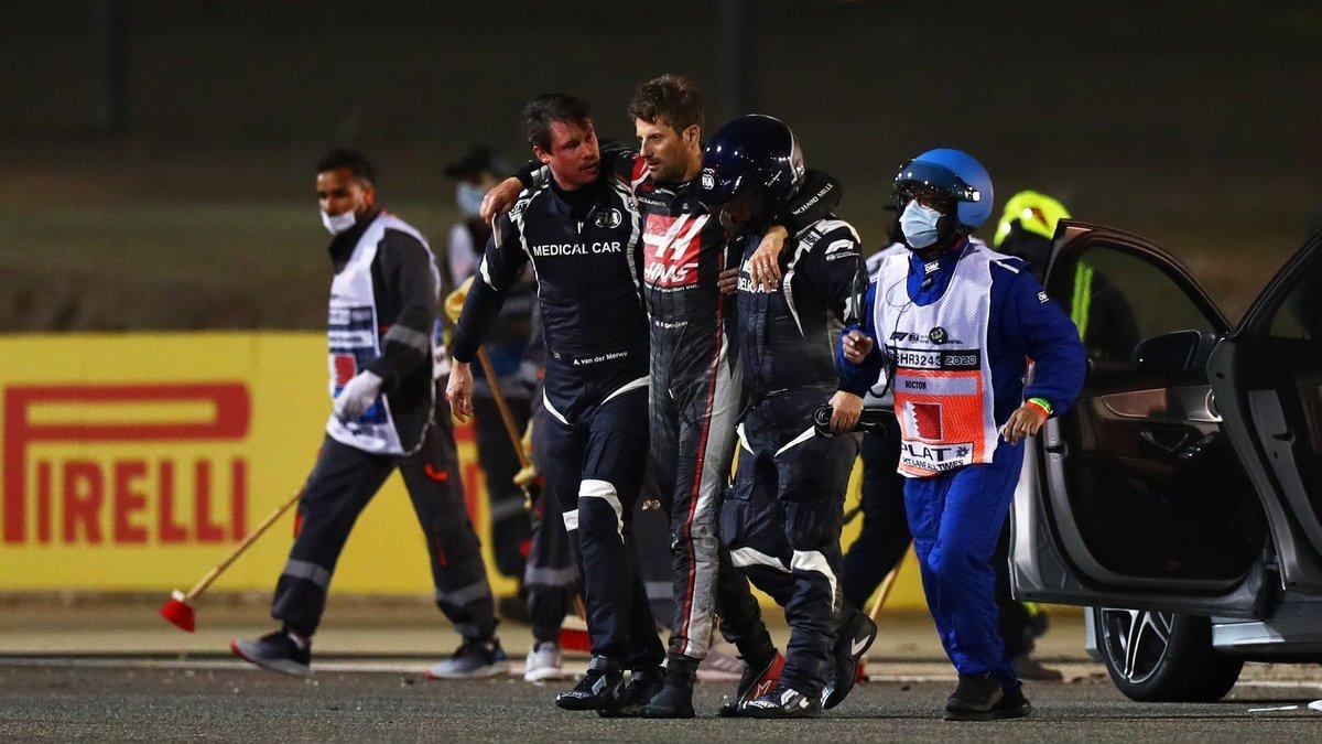 Van der Merwe y el doctor Roberts, tras rescatar a Grosjean en Bahrein