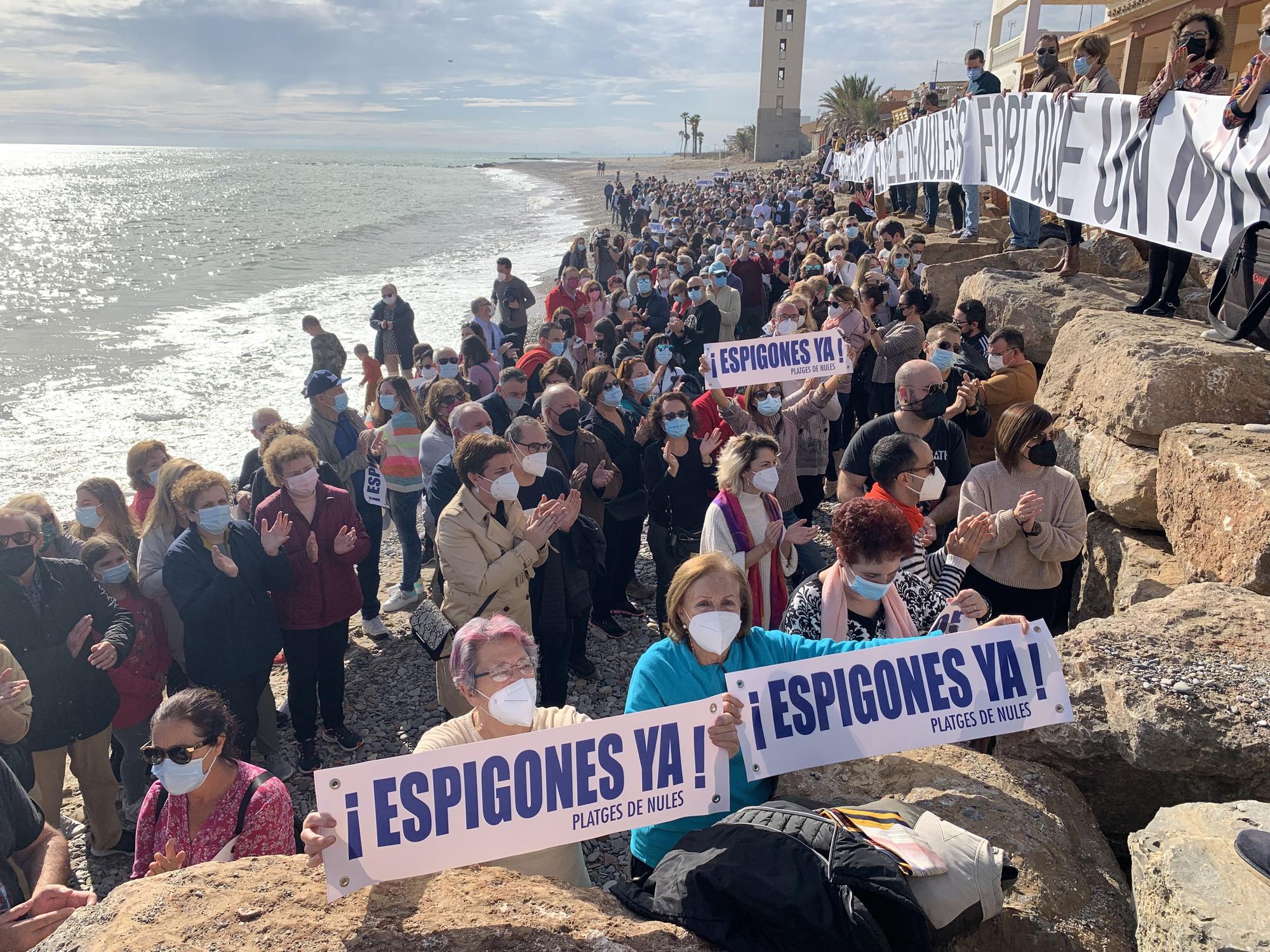 Movilización en la playa de Nules para exigir los espigones