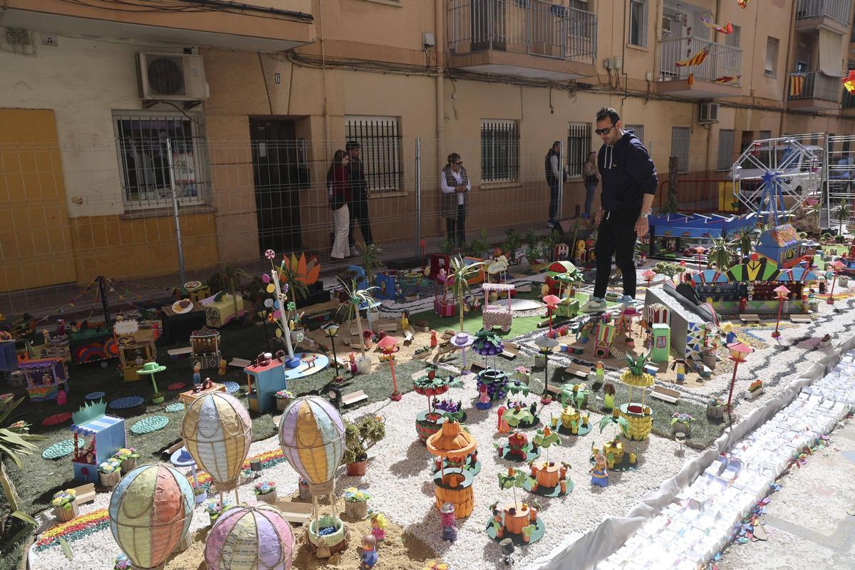 Ornamentación de calle de la Falla La Victòria.