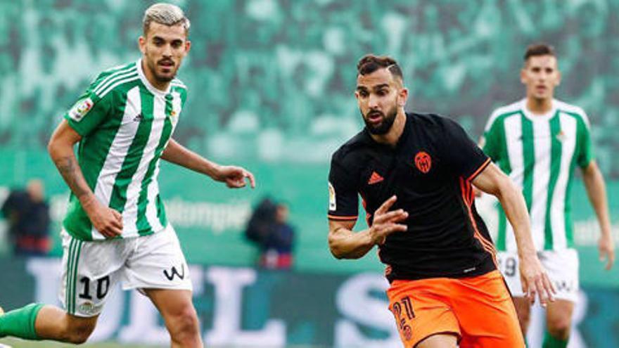 Martín Montoya, en una jugada del partido ante el Betis.