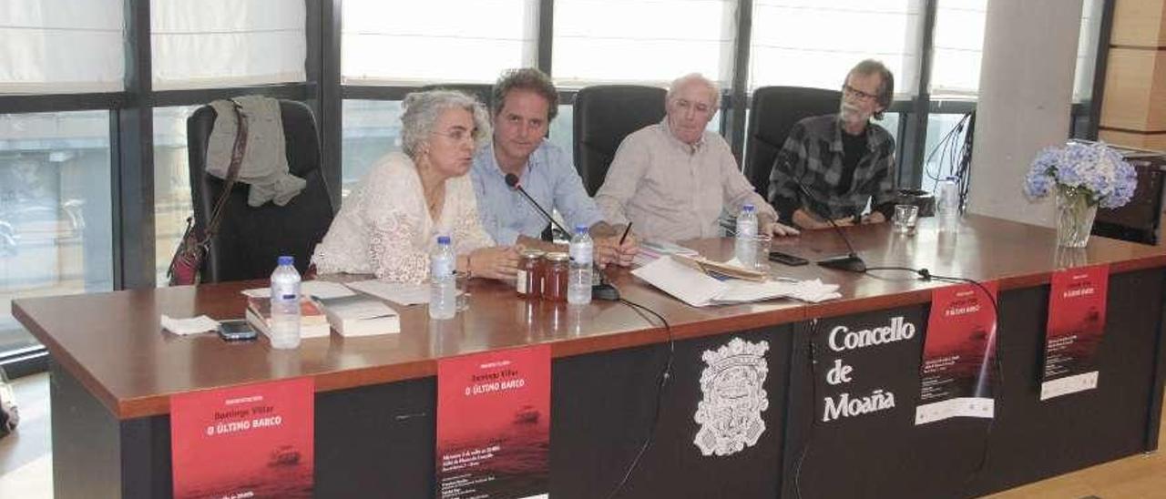 Domingo Villar, segundo pola esquerda, onte durante a presentación en Moaña. // Santos Álvarez