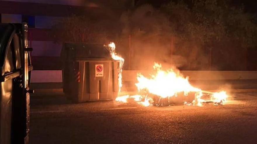 Queman un contenedor en la Av. dels Esports