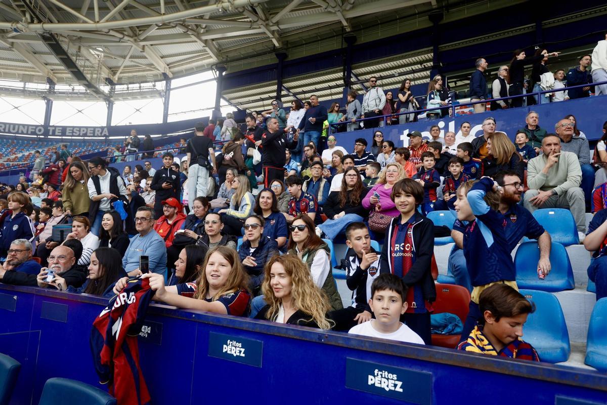 Entrenamiento a puertas abiertas del Levante UD en el Ciutat de ...