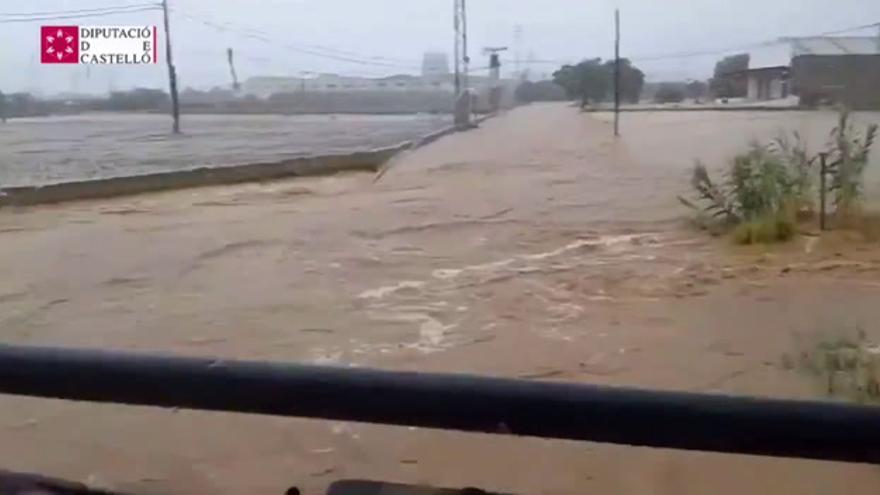 Rescatan tres vehículos atrapados por las lluvias en Benicarló