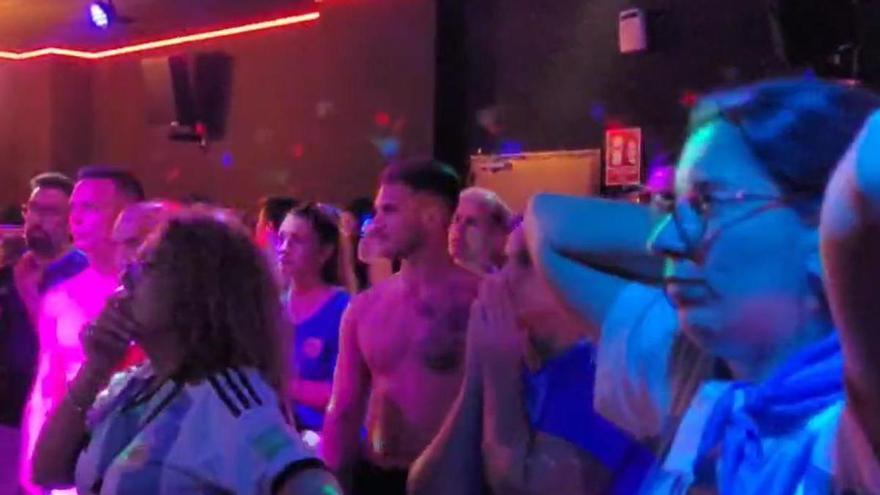La afición argentina en Gran Canaria sufriendo