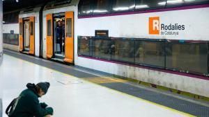 Pasajeros de Rodalies en la estación de Sants.