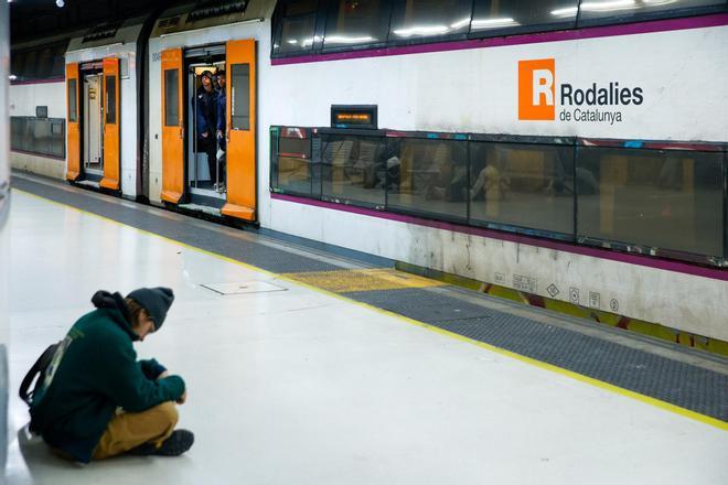 Pasajeros de Rodalies en la estación de Sants.