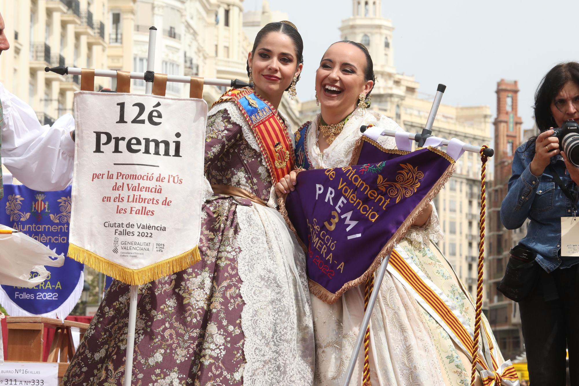 Carmen, la corte y falleras ilustres en la entrega de premios de las Fallas 2022