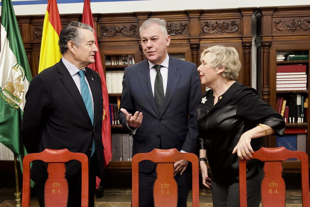 El consejero de Sanidad, Presidencia y Emergencias, Antonio Sanz, firma con el alcalde de Sevilla, José Luis Sanz (c), y la rectora de la Universidad de Sevilla, Carmen Vargas, el convenio con el Centro de Estudios Andaluces (Centra) para la celebración del congreso conmemorativo del quinto centenario de la boda del emperador Carlos V con Isabel de Portugal en la capital hispalense. A 09 de febrero del 2026 en Sevilla. España CULTURA Eduardo Briones - Europa Press