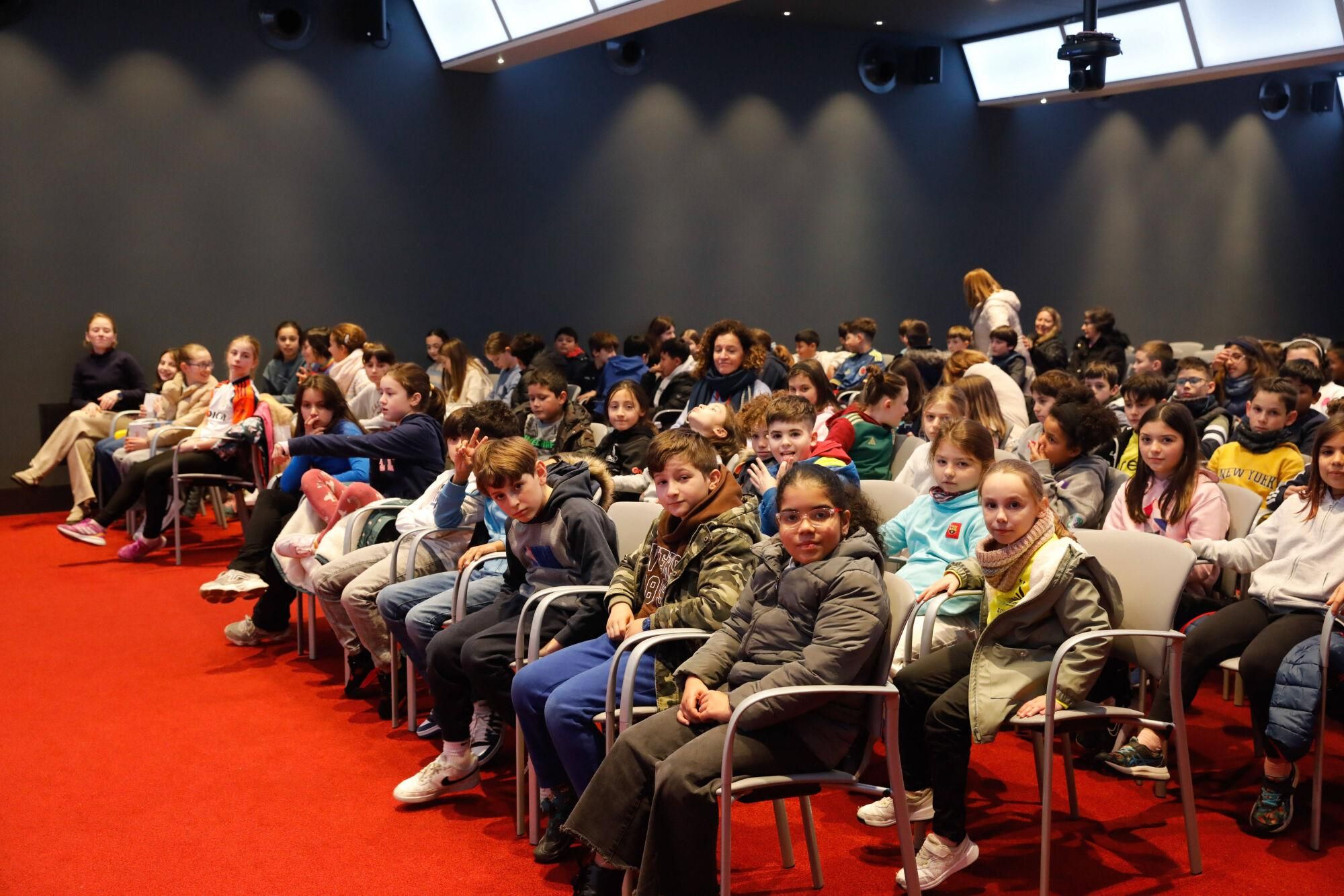 EN IMÁGENES: La escritora Mónica Rodríguez, en el Club LA NUEVA ESPAÑA con alumnos del colegio Gesta