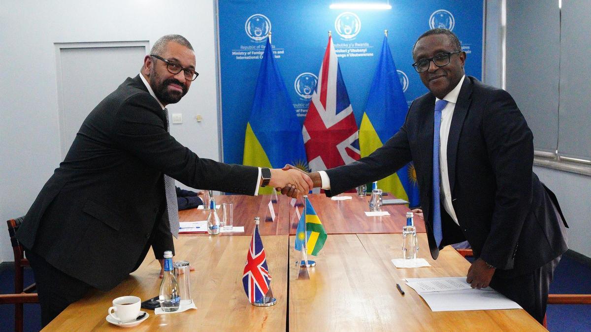 El ministro del Interior británico, James Cleverly, y el titular de Exteriores de Ruanda, Vincent Biruta.