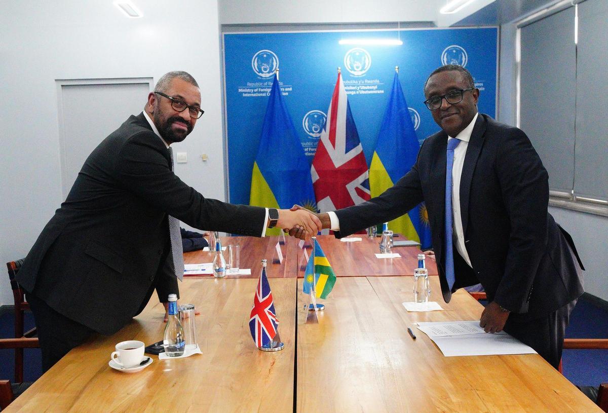 El ministro del Interior británico, James Cleverly, y el titular de Exteriores de Ruanda, Vincent Biruta.