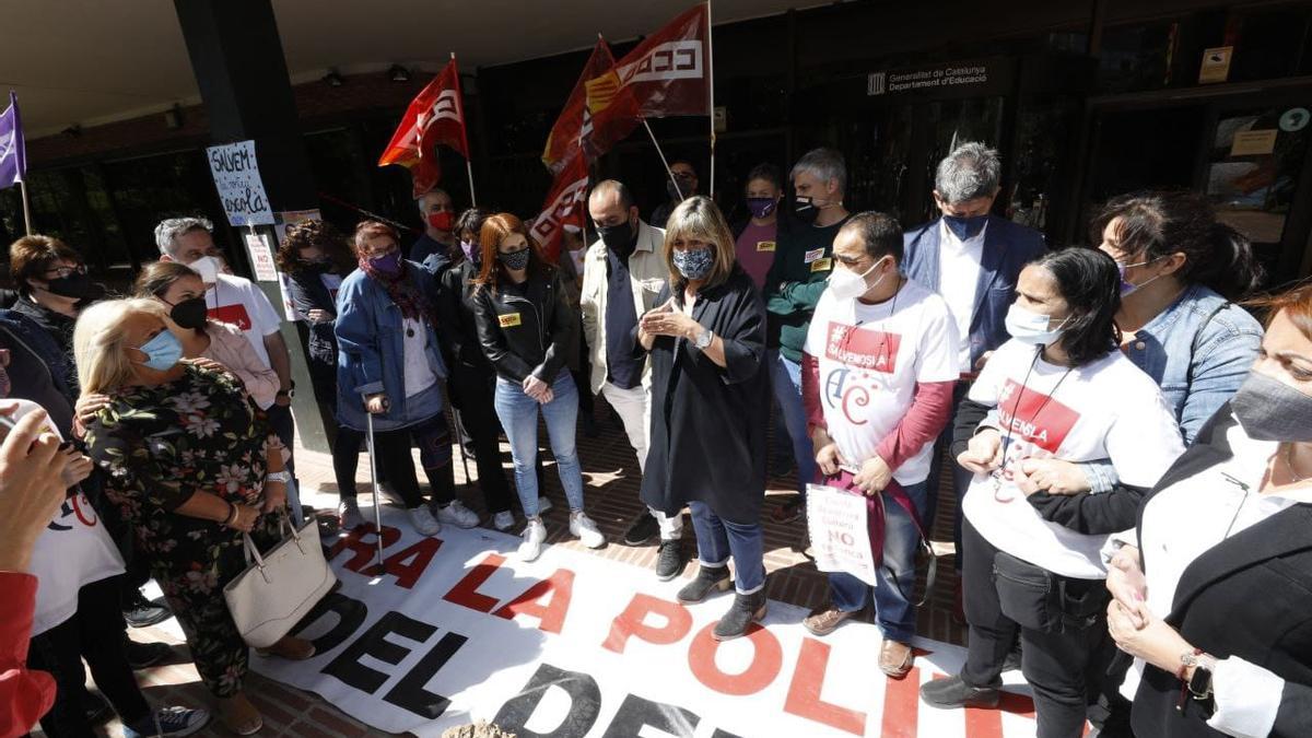 Núria Marín, alcaldesa de L'Hospitalet, junto a los componentes de la acampada de la Academia Cultura en el Departament d'Educació.