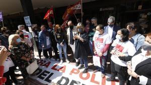 Núria Marín, alcaldesa de L’Hospitalet de Llobregat, junto a los componentes de la acampada de la Academia Cultura en el Departament d’Educació.