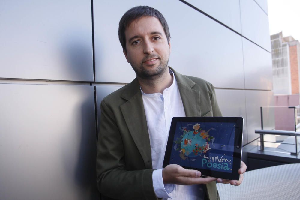 Ernest Cahué, net de la poeta Joana Raspall, ha llançat amb gran èxit l'app 'Un mon de poesia', una iniciativa educativa que ha rebut el premi Lletra d'Iniciatives digitals.