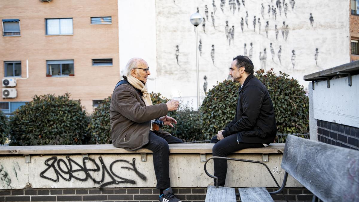 Carlos Saura charla con el artista urbano Suso33 en el barrio madrileño de Tetuán durante el rodaje del documental.