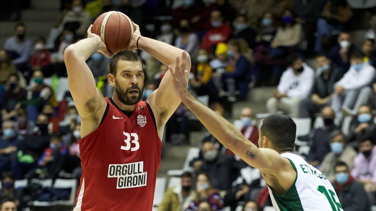 GIRONA, 03/12/2021.- El pívot internacional español Marc Gasol (i) debuta con el Bàsquet Girona, en el encuentro de la décima jornada de la Liga LEB Oro contra el Levitec Huesca disputado este viernes en Girona. EFE/David Borrat