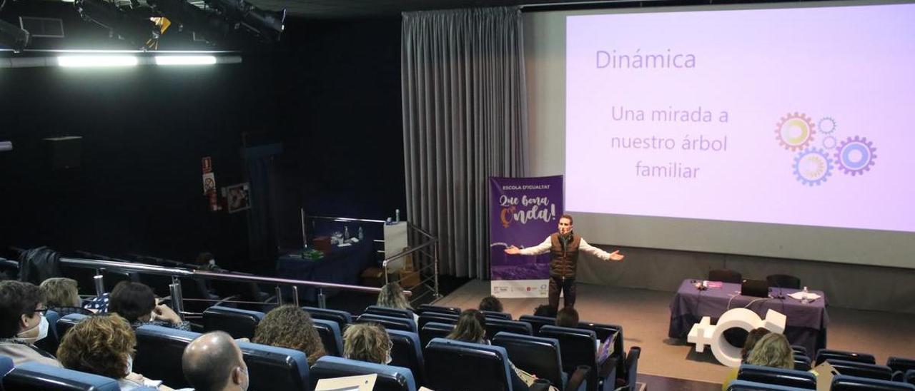 Javier Oliver durante su ponencia sobre cómo respetar las diferencias para tener las mismas oportunidades.