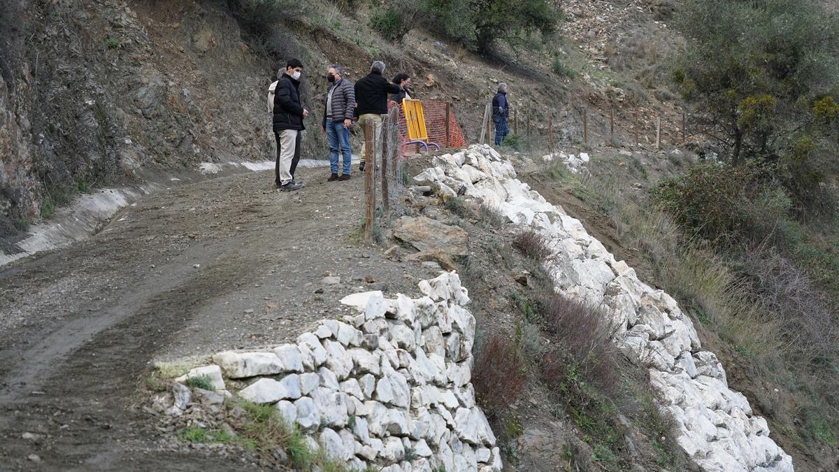 El alcalde de Coín, Francisco Santos, visita las obras del camino de la ermita.