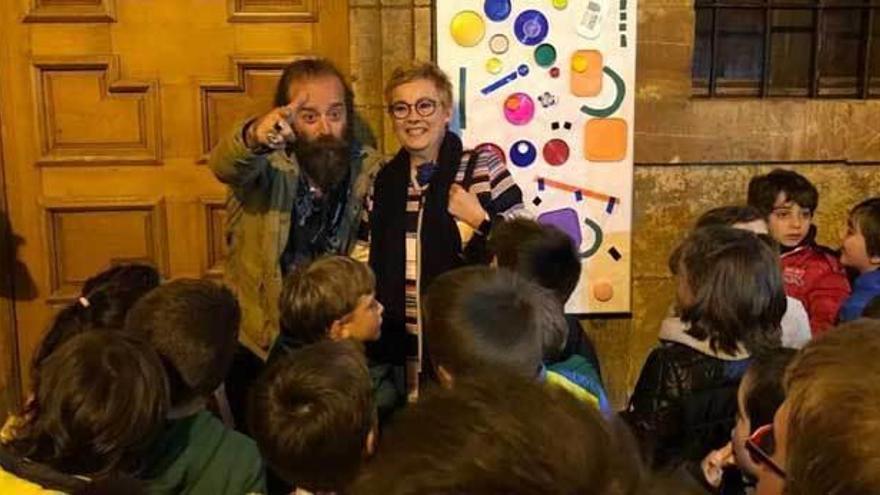 Israel Sastre y Nieves García, junto a la obra de los alumnos del Buenavista I.