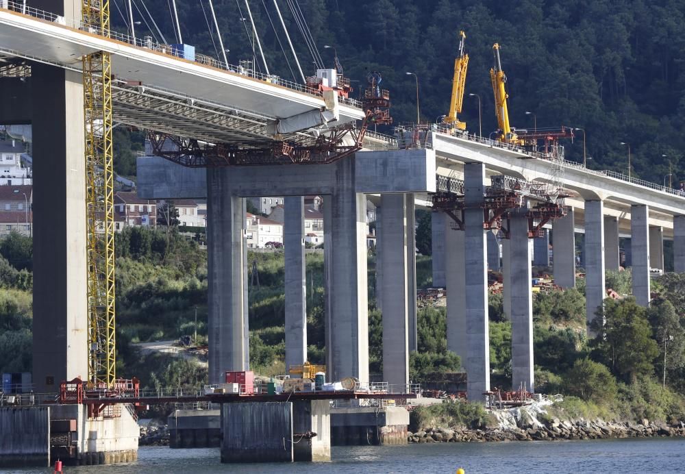 Instalación de los tableros en el puente de Rande