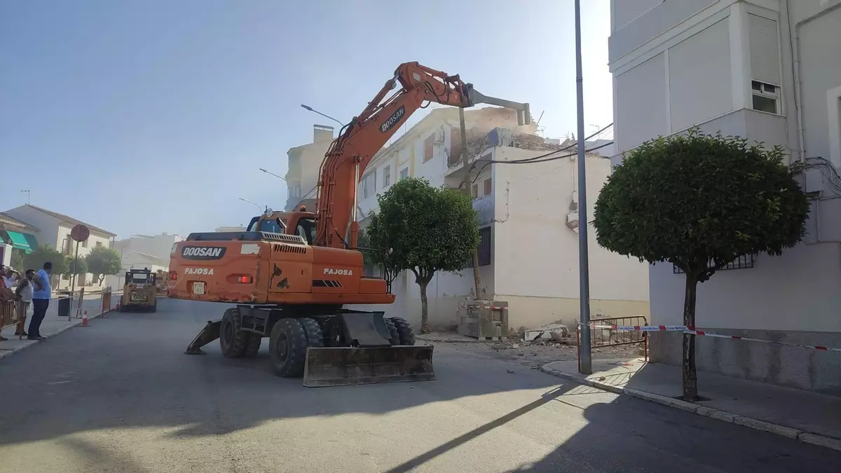Comienza la demolición de los antiguos 'Pisos de los Maestros' en Baena para construir viviendas para jóvenes