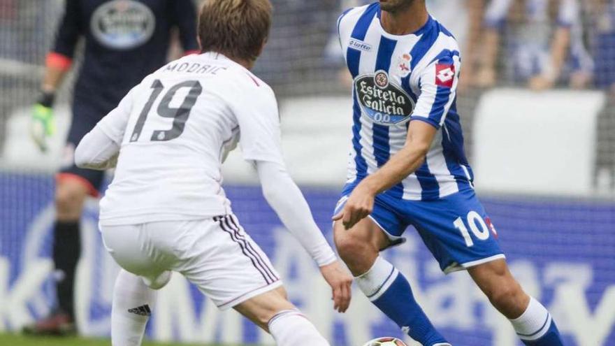 Juan Domínguez con el balón ante Modric en el partido del pasado sábado contra el Madrid. 13fotos