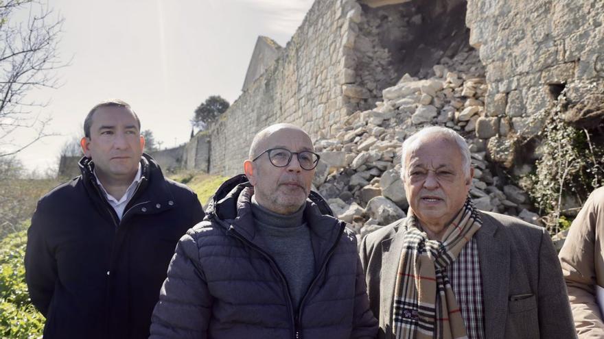 El consejero de Cultura, Turismo y Deporte, Gonzalo Santonja, primero por la derecha, visitó la muralla de Ledesma tras el derrumbe de un tramo.| David Arranz-Ical