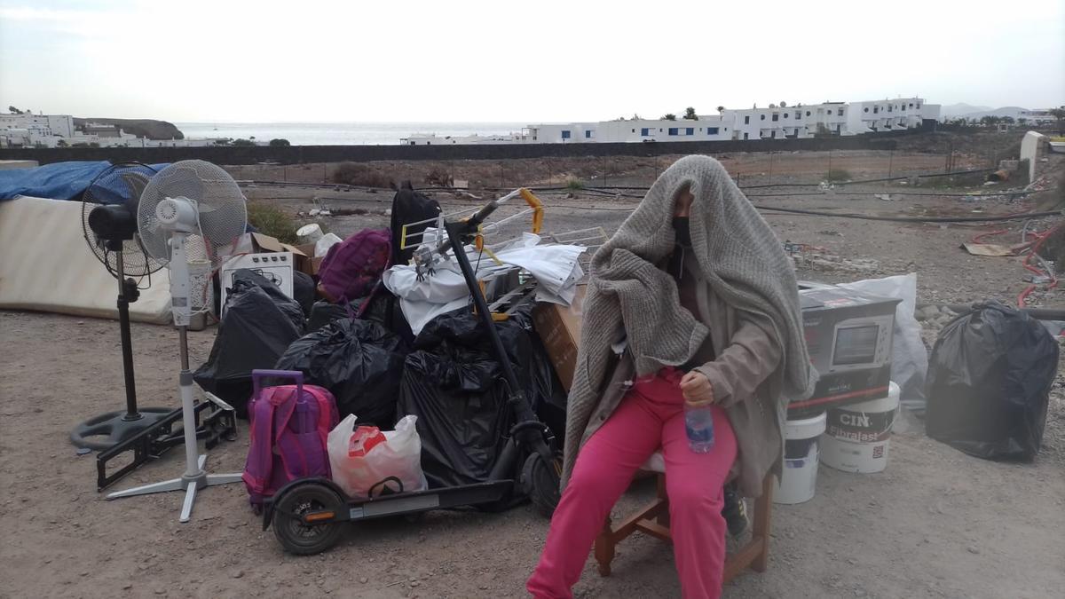 Jennifer Velázquez Grisales, convaleciente tras dos operaciones por un aborto, espera en el exterior de la casa de la que ella y sus familiares fueron desalojados el martes.