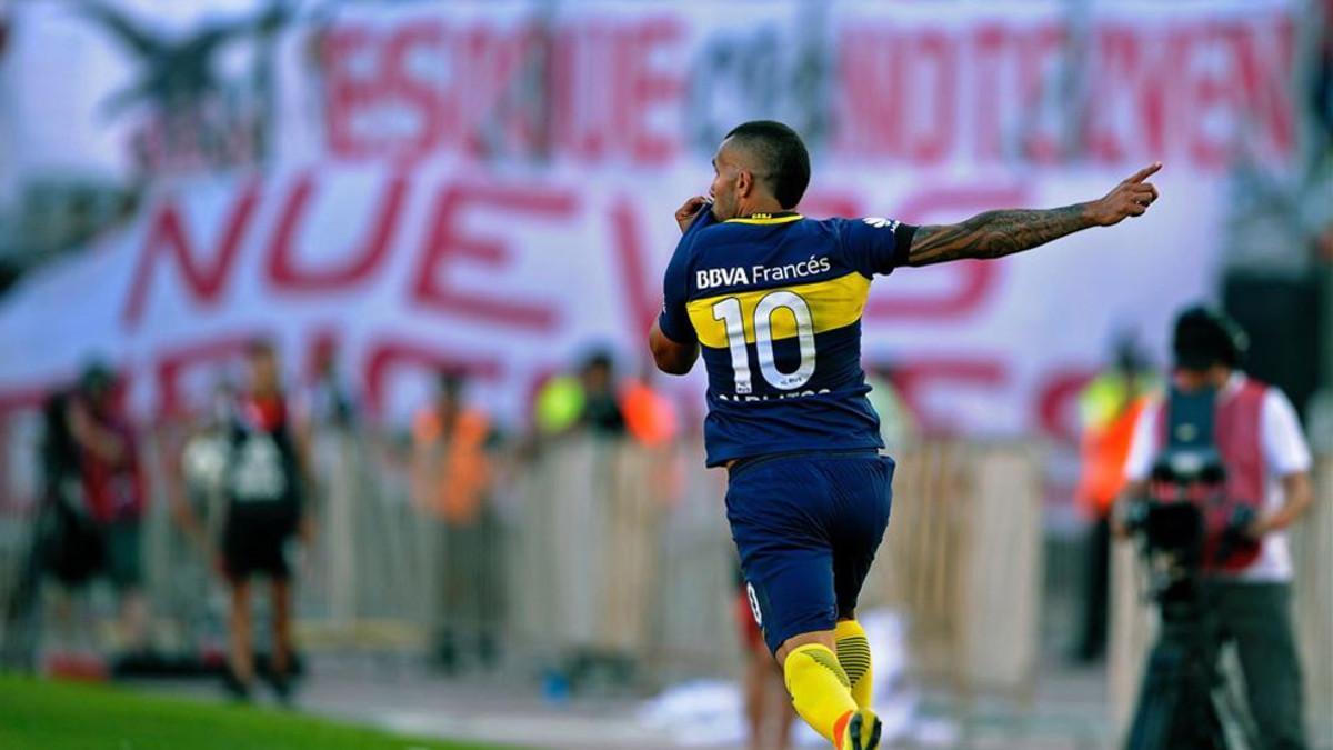 Tévez anotó un doblete y dirigió a Boca Juniors a un triunfo excepcional