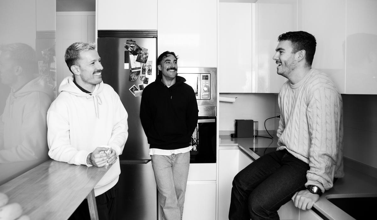 Cristopher, Rubén y Adrián, de izquierda a derecha, conversan en su cocina.