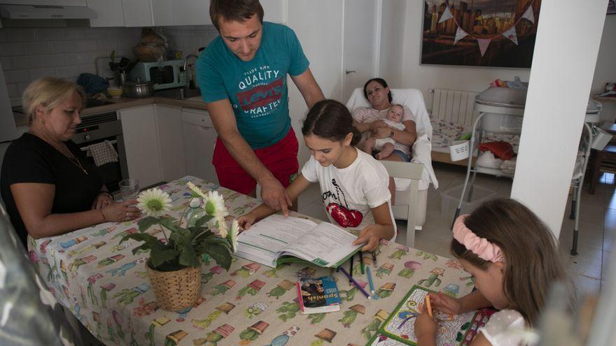 Sergio con su familia en un chalet de la Cañada. /  MIGUEL ANGEL MONTESINOS