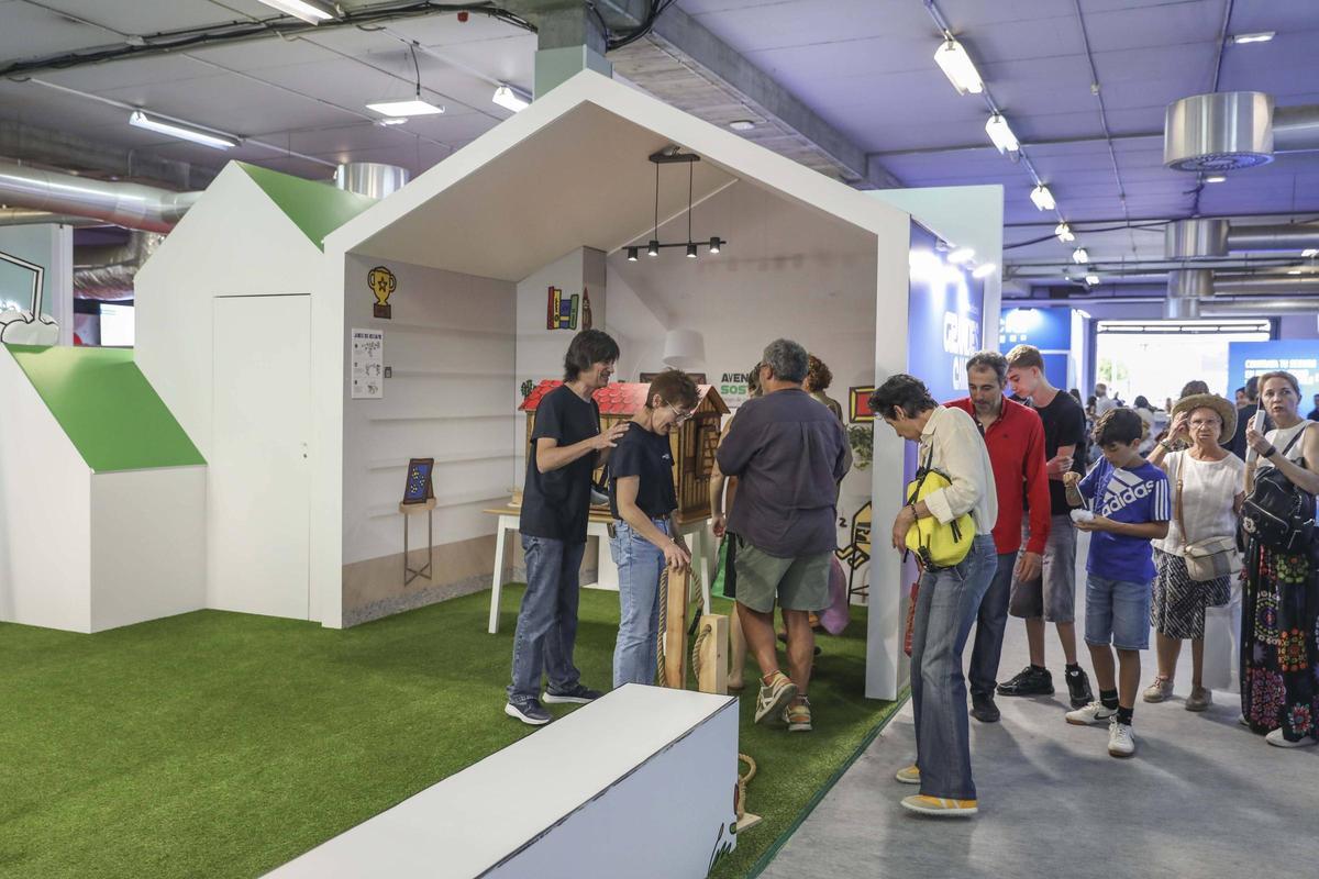 Visitantes en el estand de Cogersa en la Feria de Muestras