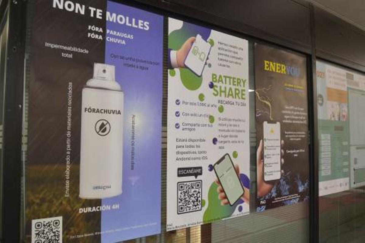 Algunos de los carteles de la muestra.