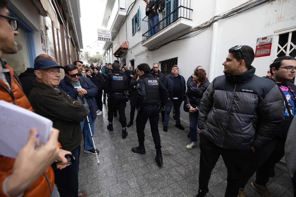 Mira aquí las imágenes de cómo decenas de vecinos echan a los okupas de Sant Antoni