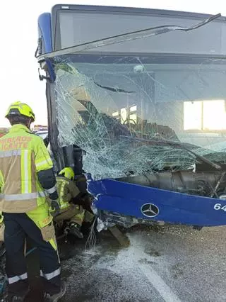 Un autobús de la línea que conecta Alicante con el aeropuerto sufre un accidente en Agua Amarga